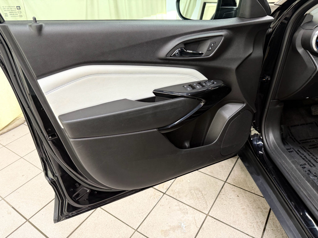 Used 2025 Chevrolet Trax LT w/ LT Convenience Package FWD image 31
