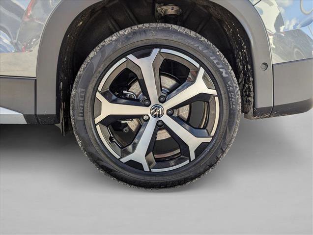 Certified 2025 Volkswagen Tiguan SE image 9