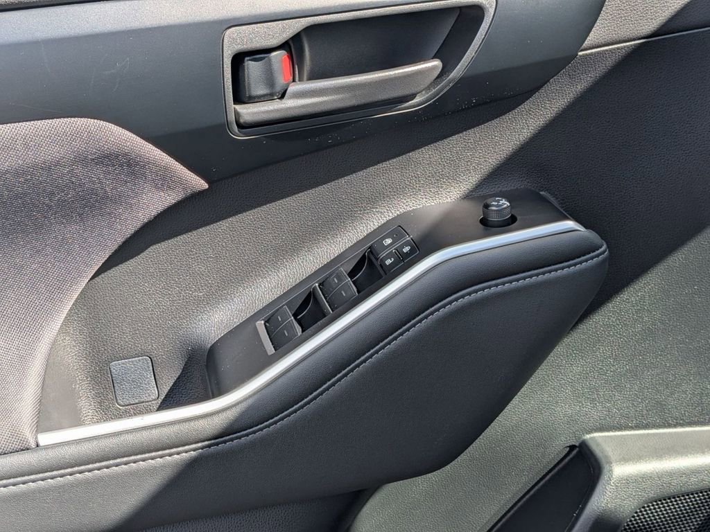 Used 2025 Toyota Highlander LE image 14