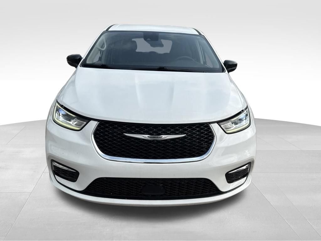 Used 2024 Chrysler Pacifica Touring-L FWD image 2