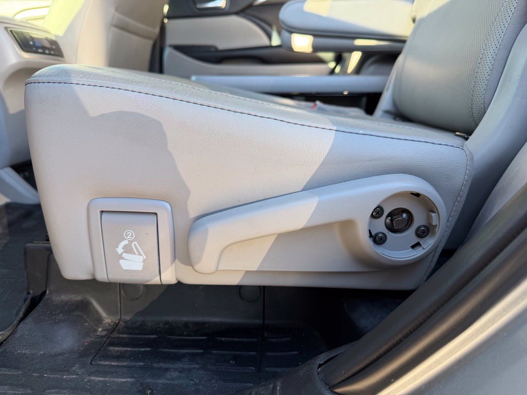 Used 2019 Toyota Highlander Limited AWD/4WD image 22