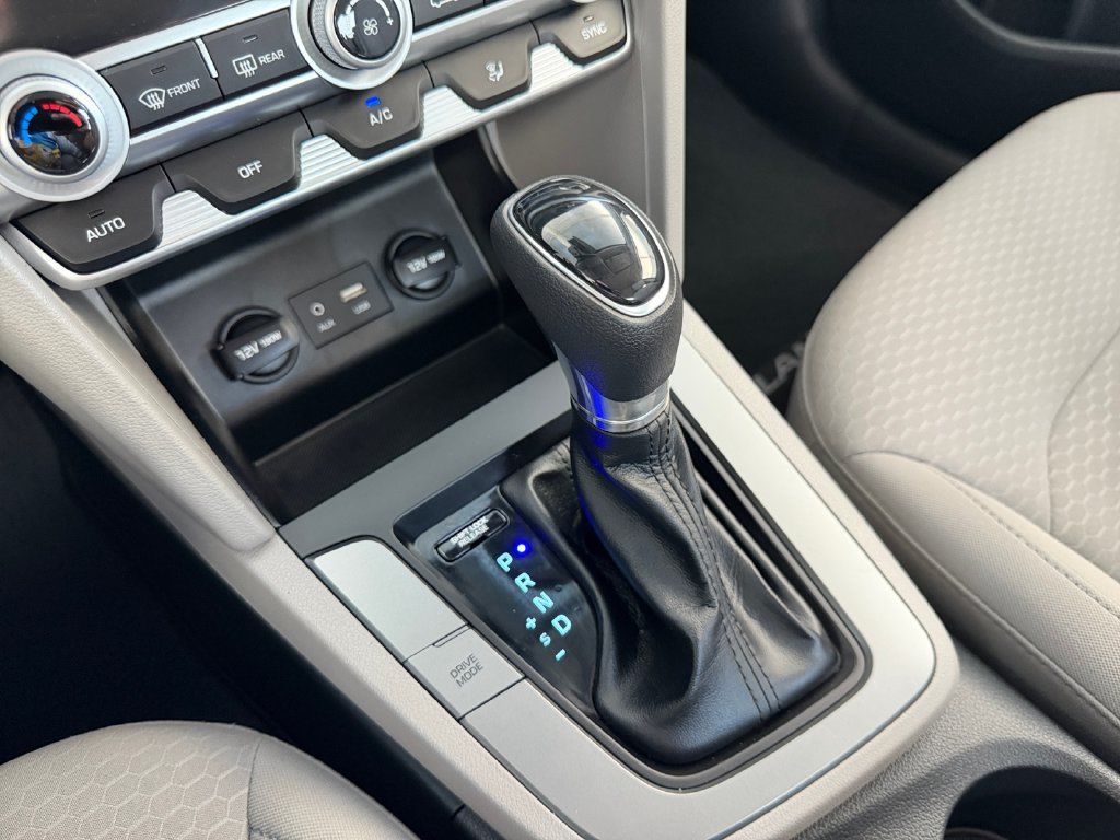 Used 2020 Hyundai Elantra SE FWD image 15