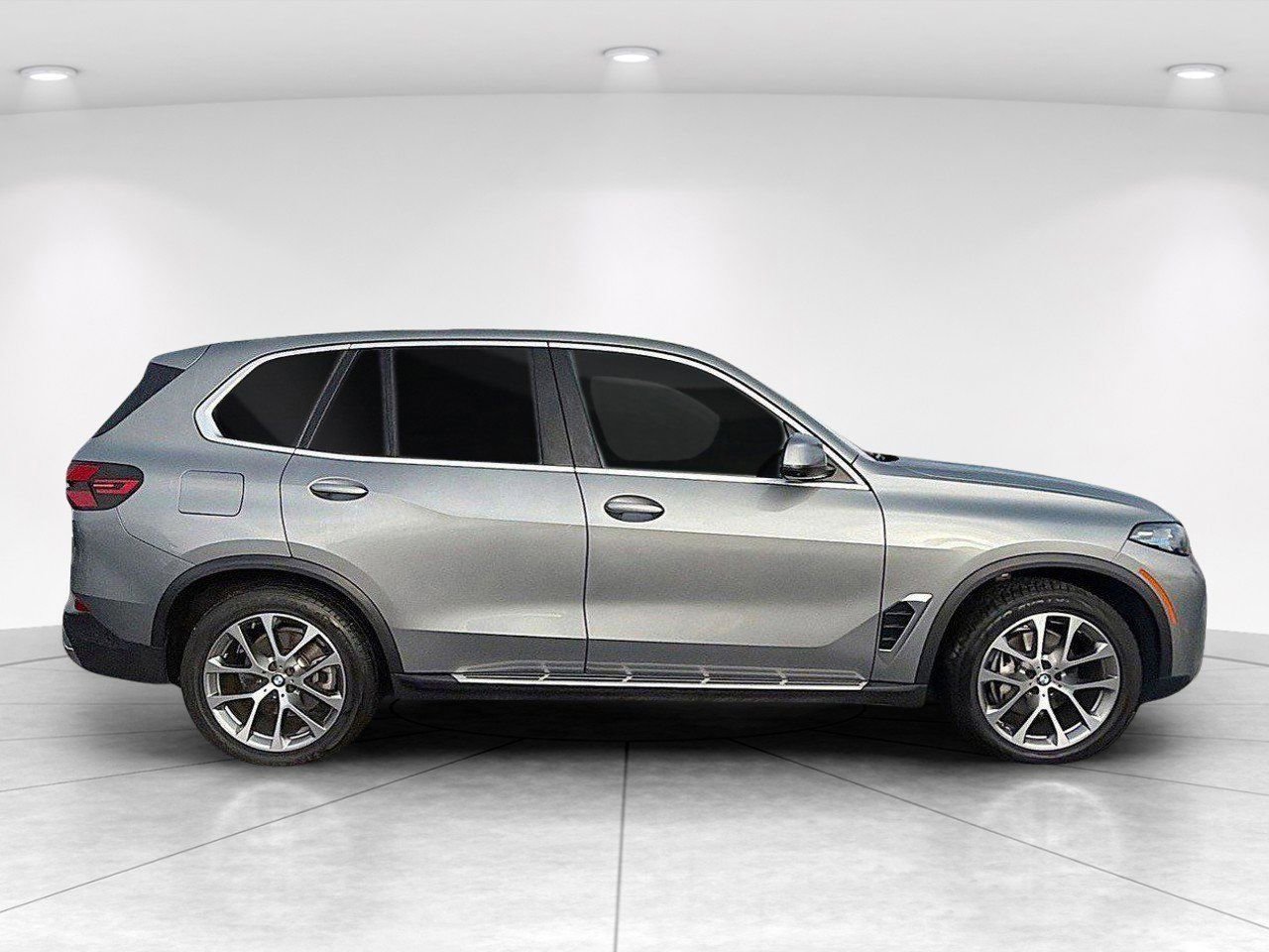 Certified 2024 BMW X5 xDrive40i w/ Premium Package AWD/4WD image 3