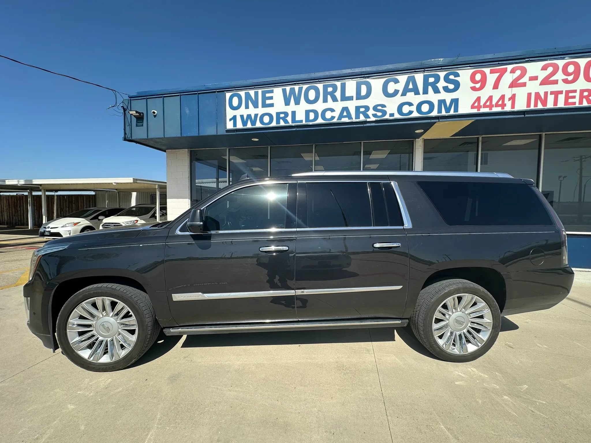Used 2019 Cadillac Escalade ESV Platinum AWD/4WD image 2