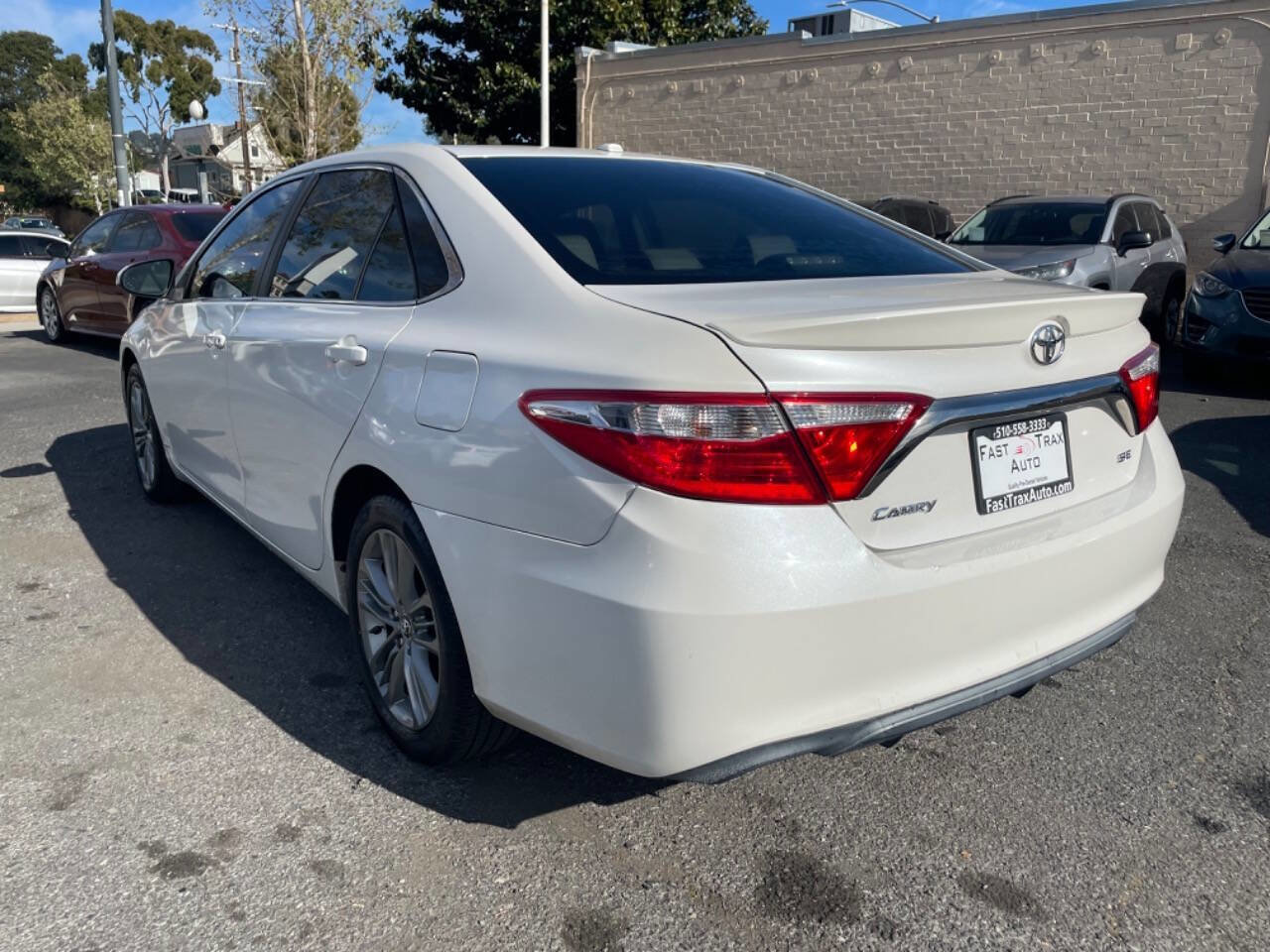 Used 2015 Toyota Camry SE FWD image 3