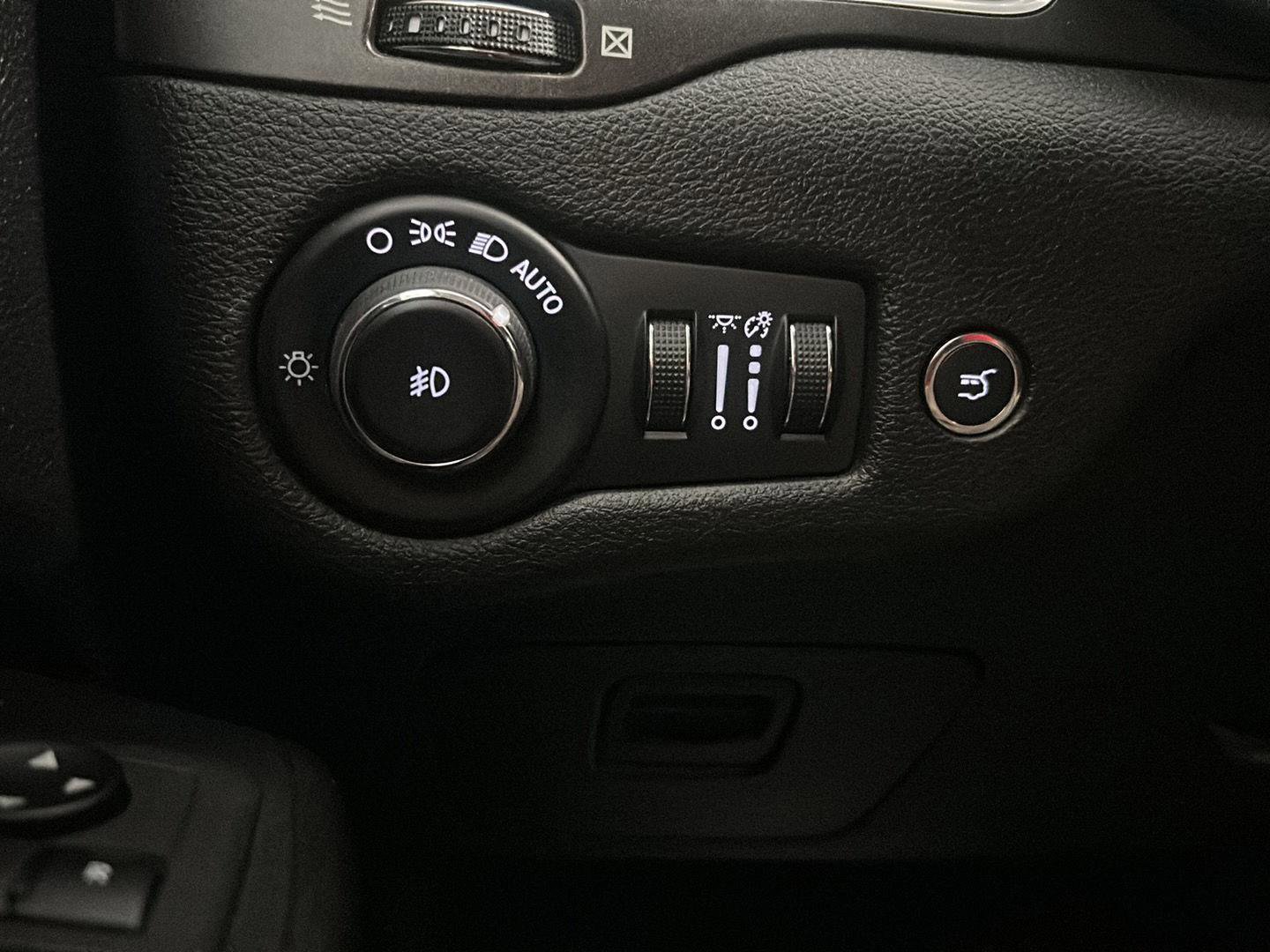 Used 2022 Jeep Cherokee Trailhawk w/ Sun, Sound & Nav Group AWD/4WD image 17