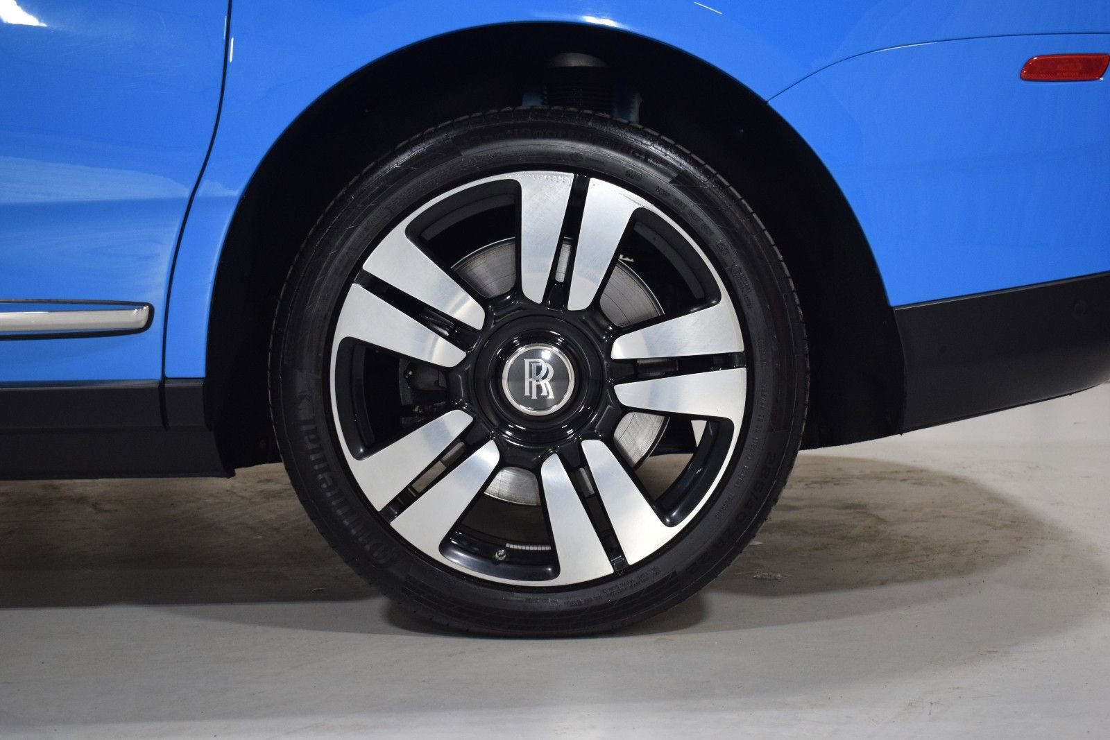 Certified 2022 Rolls-Royce Cullinan w/ Dynamic Package image 17