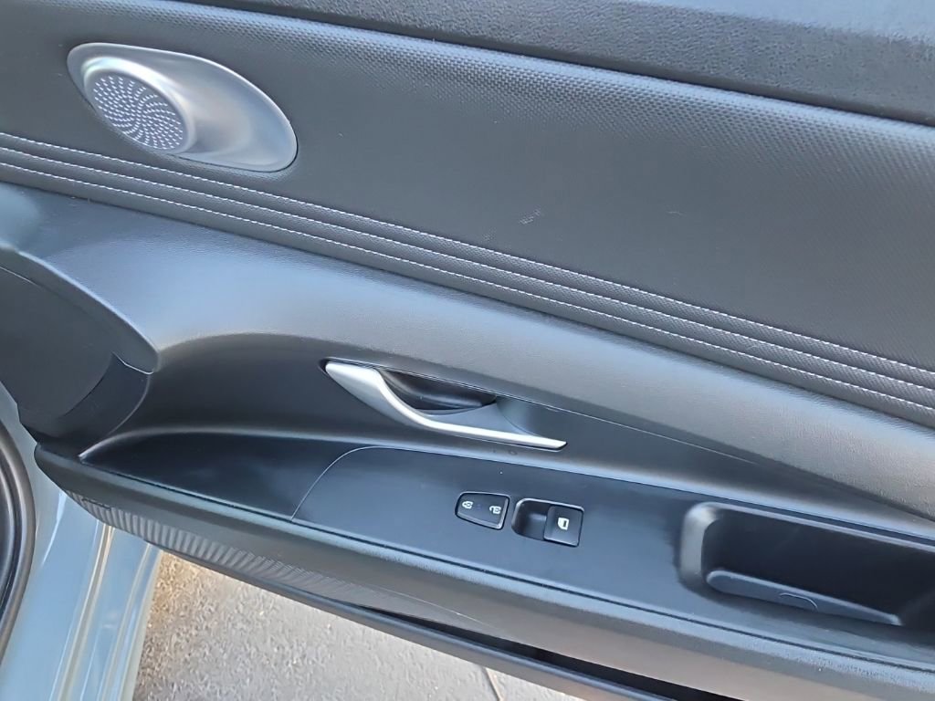 Used 2023 Hyundai Elantra Limited image 42