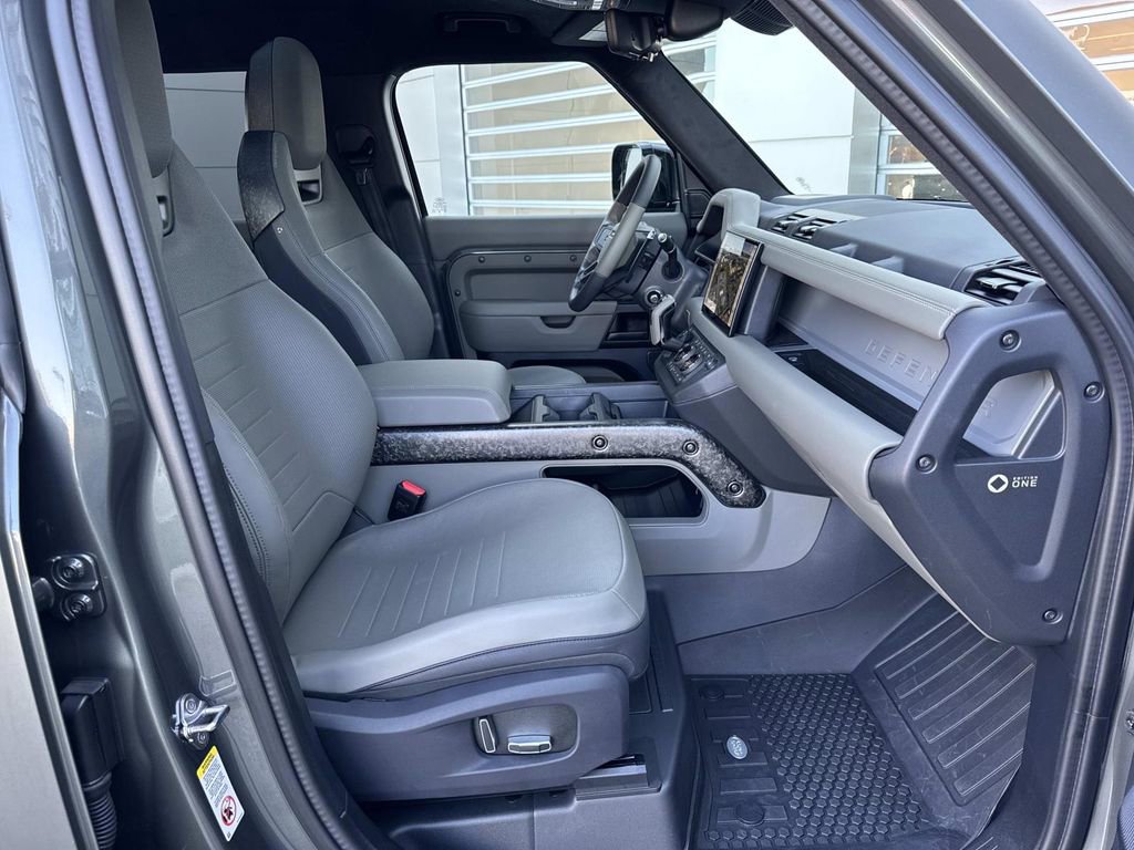 Used 2025 Land Rover Defender 110 image 10
