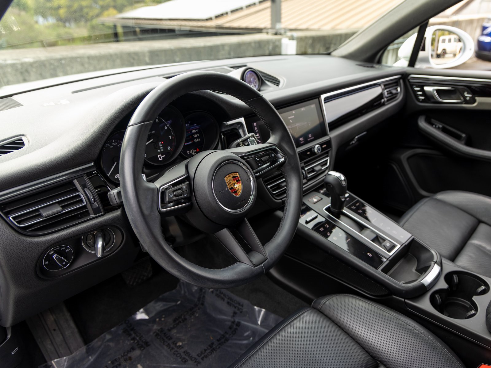 Certified 2023 Porsche Macan image 4