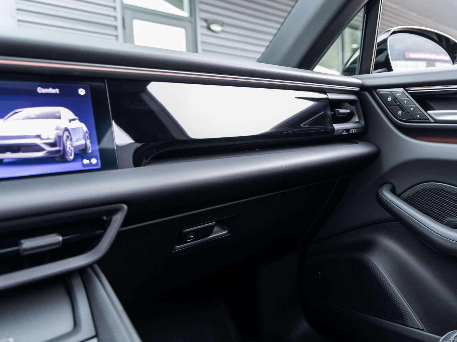 Certified 2025 Porsche Macan Electric RWD image 30