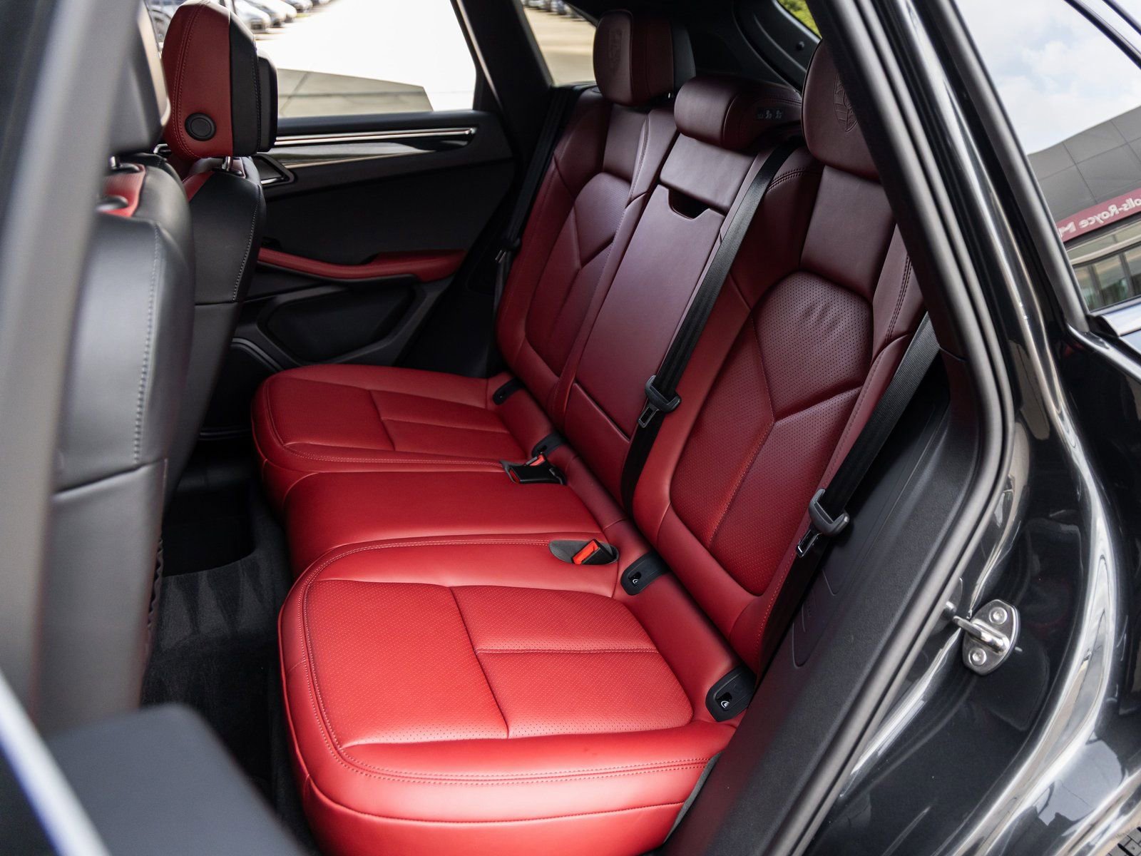 Certified 2026 Porsche Macan AWD/4WD image 36