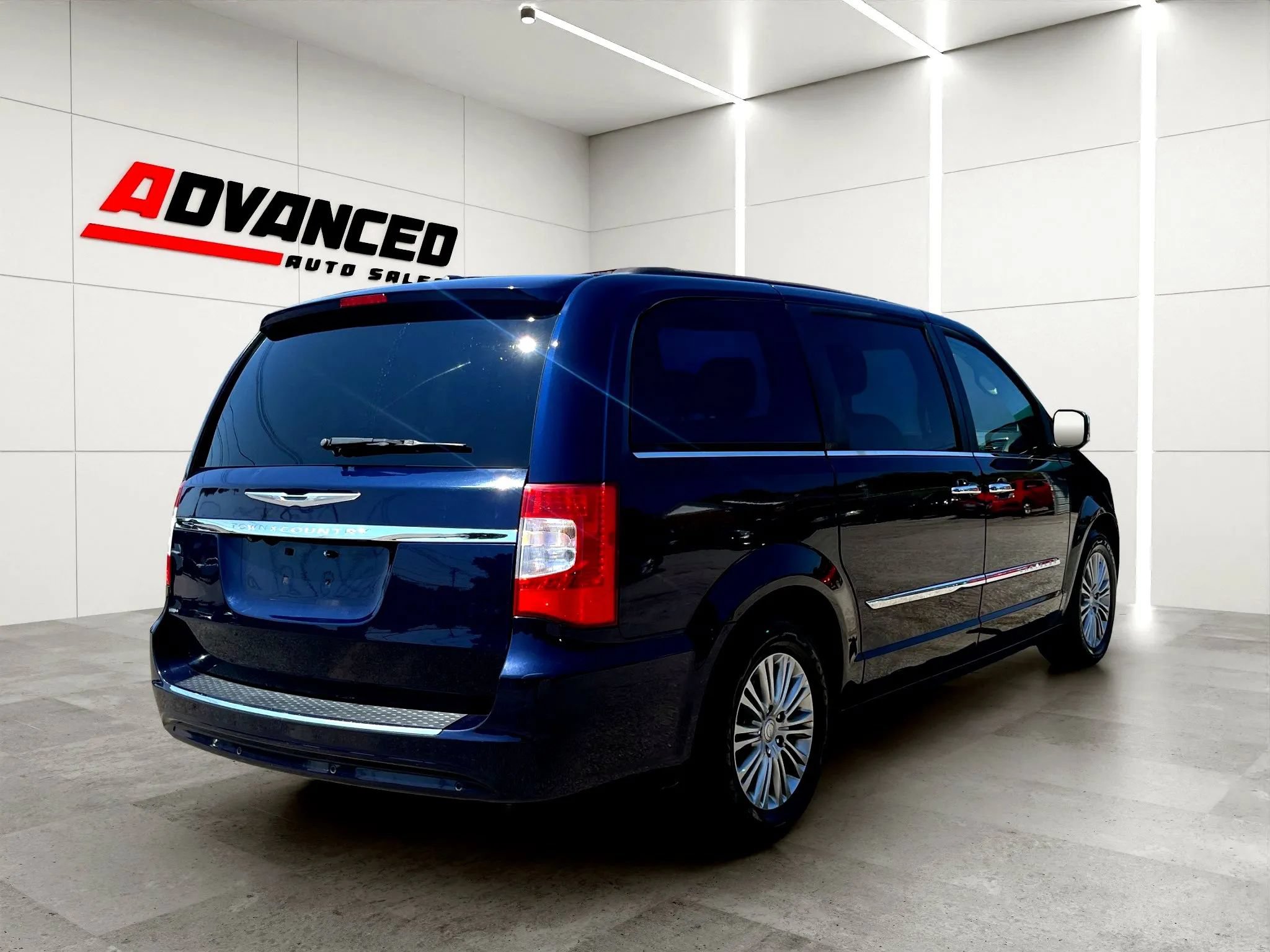 Used 2015 Chrysler Town & Country Touring-L w/ Driver Convenience Group FWD image 6