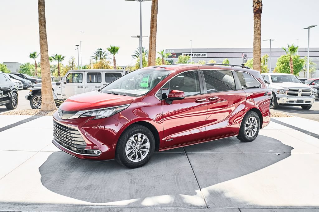 Used 2021 Toyota Sienna XLE w/ XLE Plus Package FWD image 5