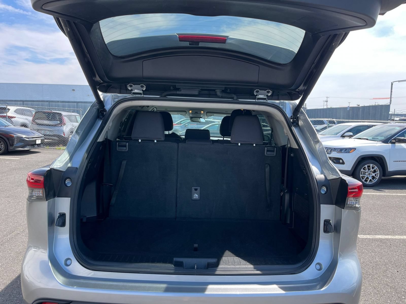Used 2025 Toyota Highlander LE FWD image 33
