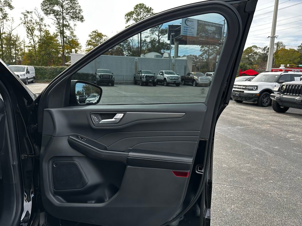 Used 2023 Ford Escape SE image 31