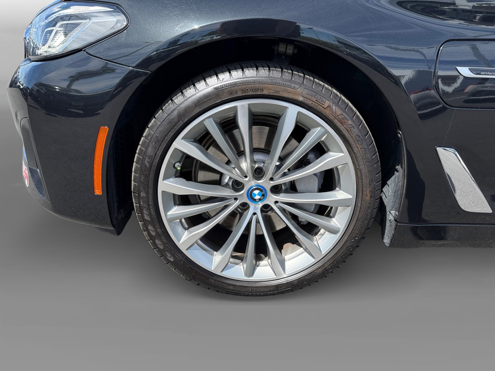 Used 2023 BMW 530e w/ Premium Package image 9