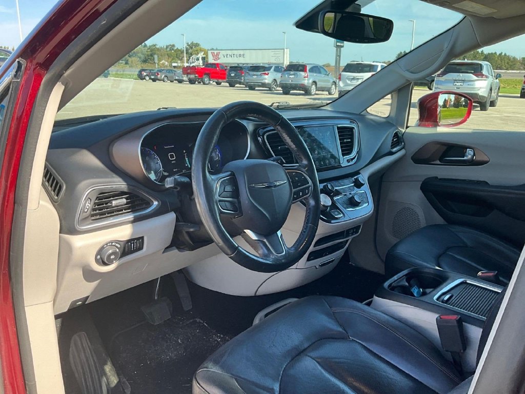 Used 2019 Chrysler Pacifica Touring-L Plus w/ Advanced Safetytec Group FWD image 16