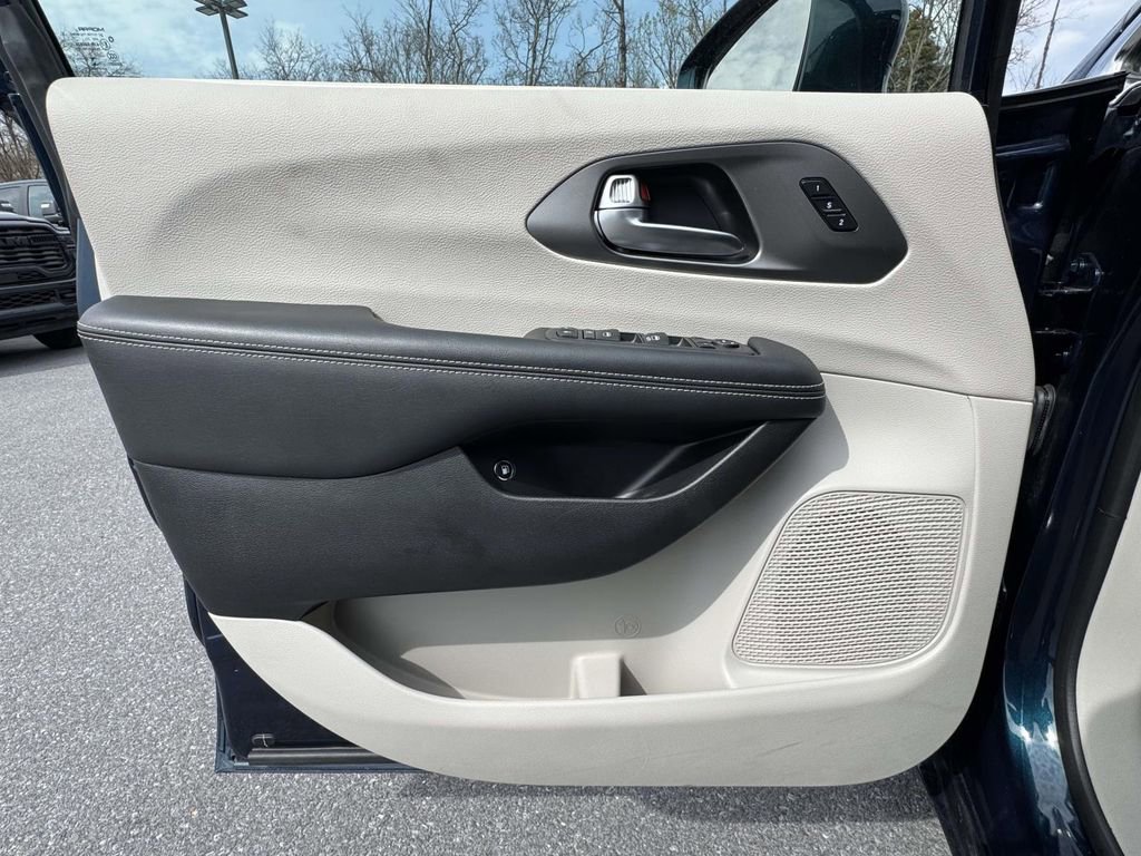 Used 2022 Chrysler Pacifica Touring-L FWD image 27