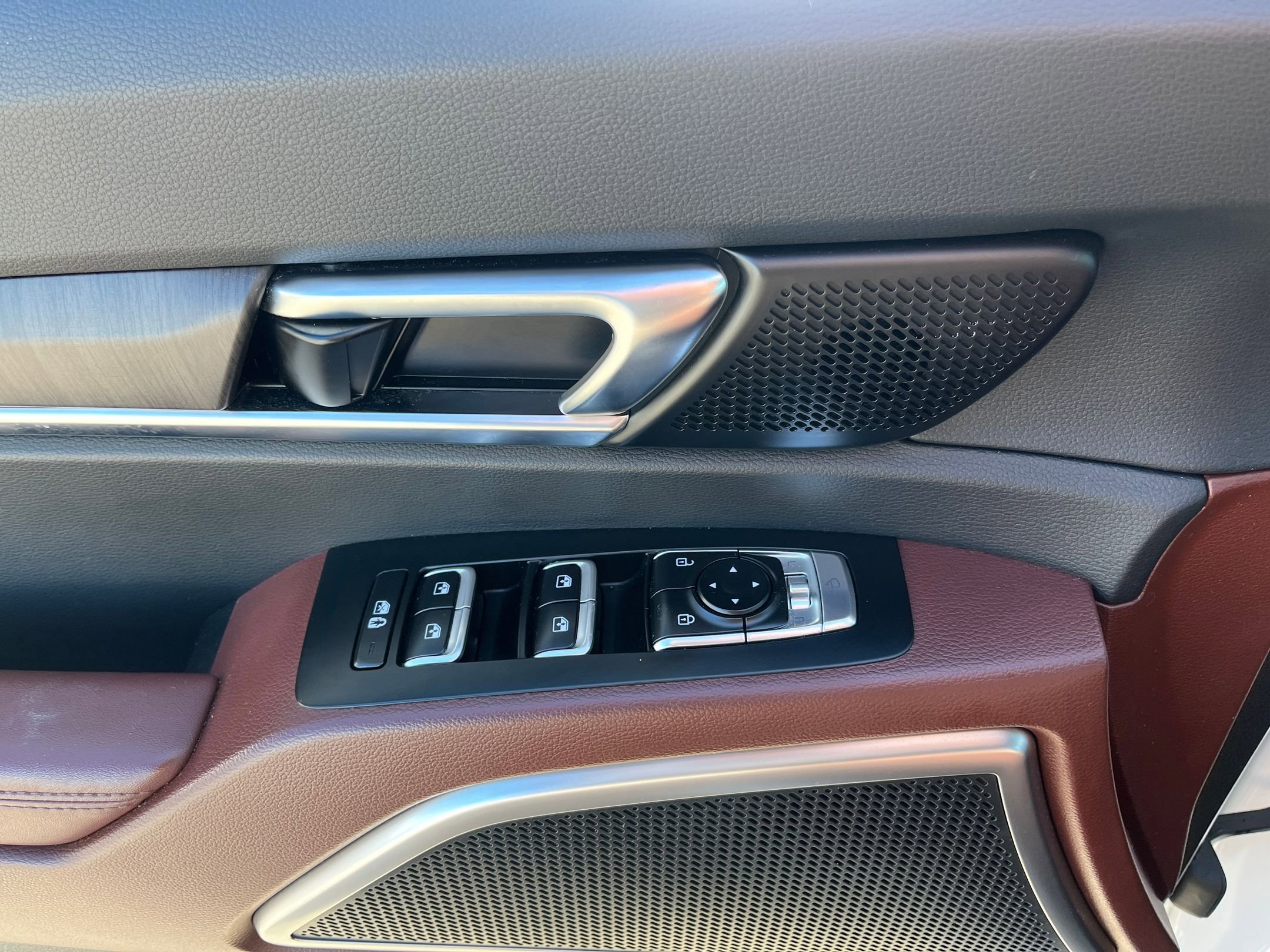 Used 2024 Kia Telluride EX w/ EX Captain's Chair Package image 27