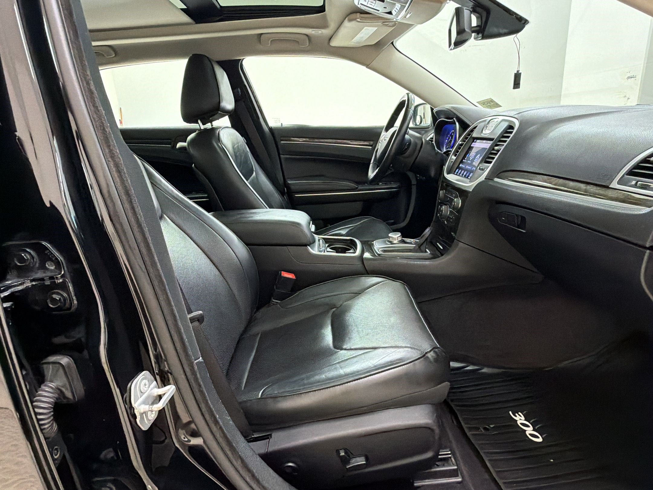 Used 2017 Chrysler 300 C RWD image 25