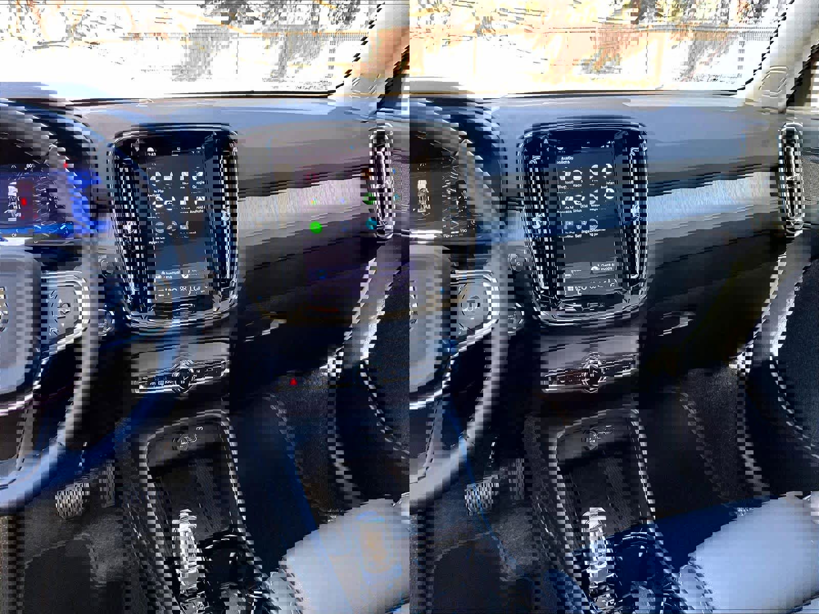 Used 2025 Volvo XC40 B5 Plus image 9