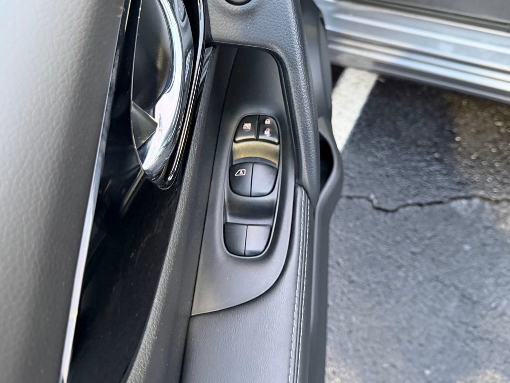 Used 2022 Nissan Rogue Sport SV image 15