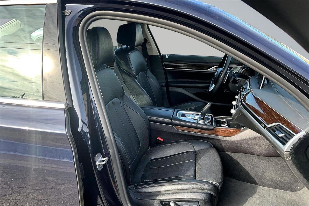 Used 2020 BMW 740i xDrive image 29