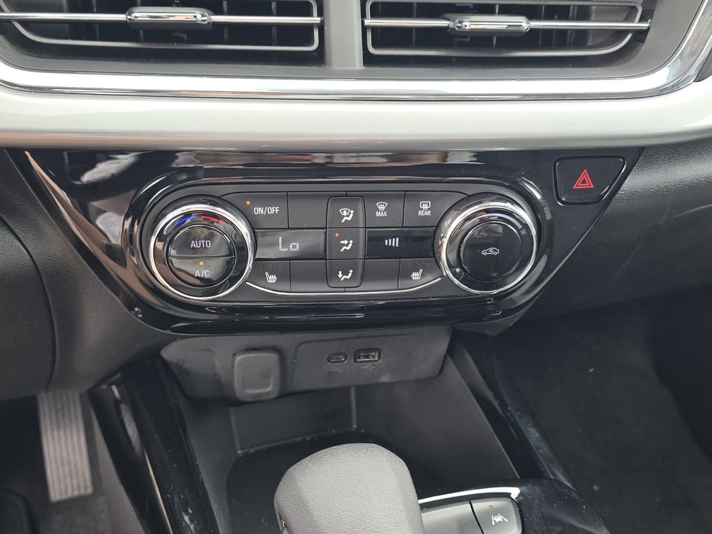 Used 2025 Chevrolet Trax LT w/ LT Convenience Package FWD image 18
