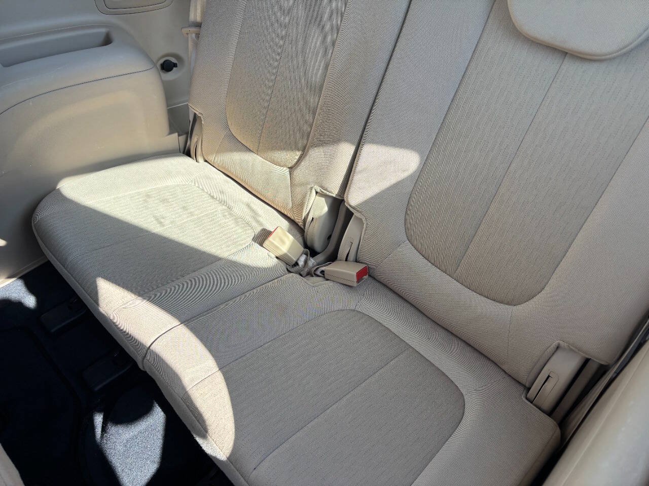 Used 2010 Kia Rondo LX FWD image 4