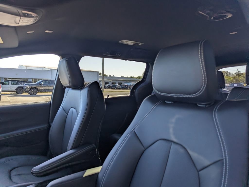 New 2026 Chrysler Pacifica Select image 12