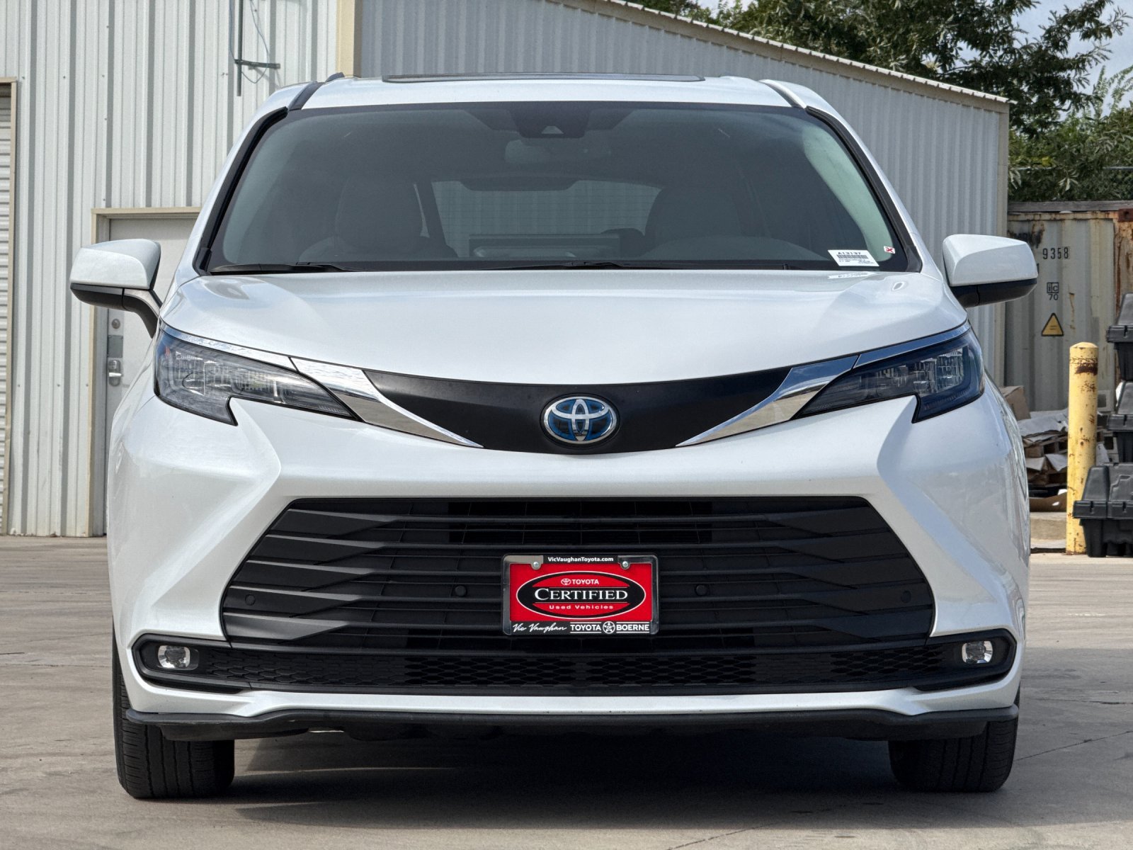 Certified 2025 Toyota Sienna XLE FWD image 8