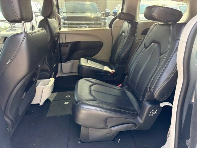 Used 2023 Chrysler Pacifica Touring-L FWD image 17