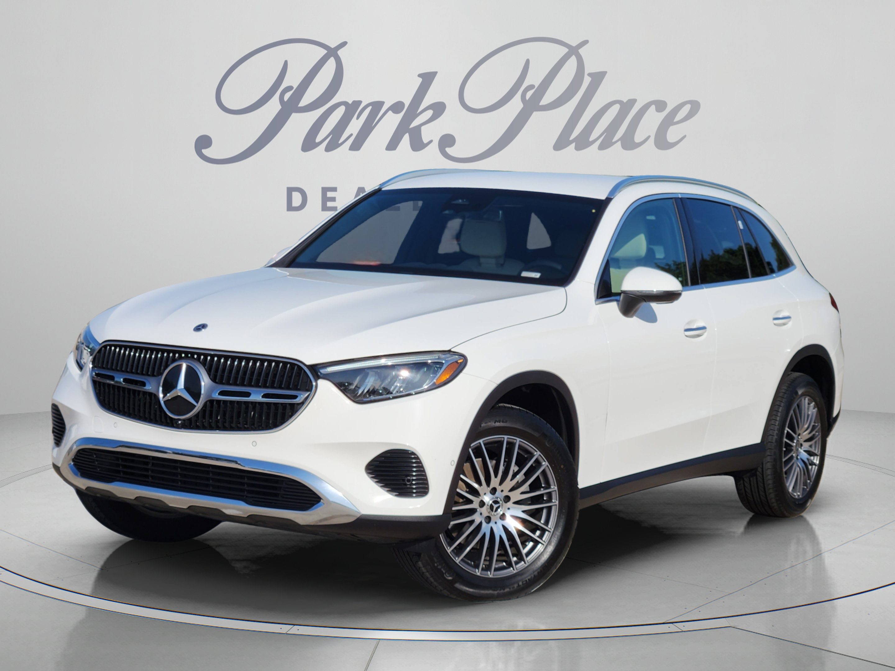 Used 2025 Mercedes-Benz GLC 300 image 1