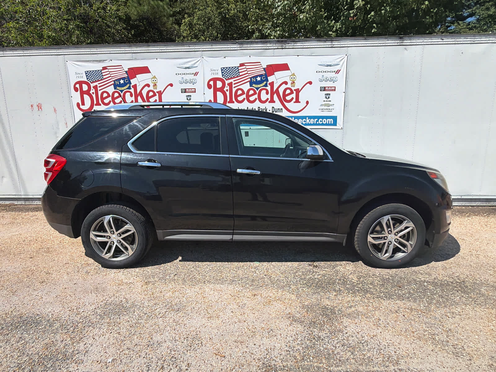 Used 2016 Chevrolet Equinox LTZ w/ Enhanced Convenience Package FWD image 2