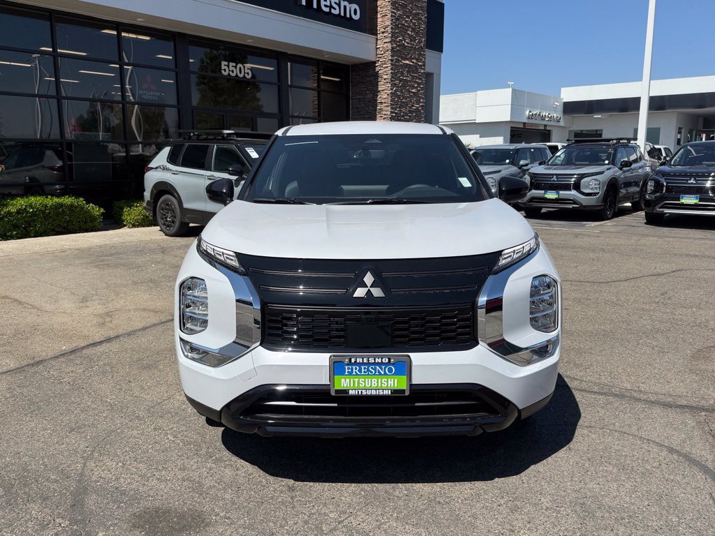 New 2026 Mitsubishi Outlander LE FWD image 3