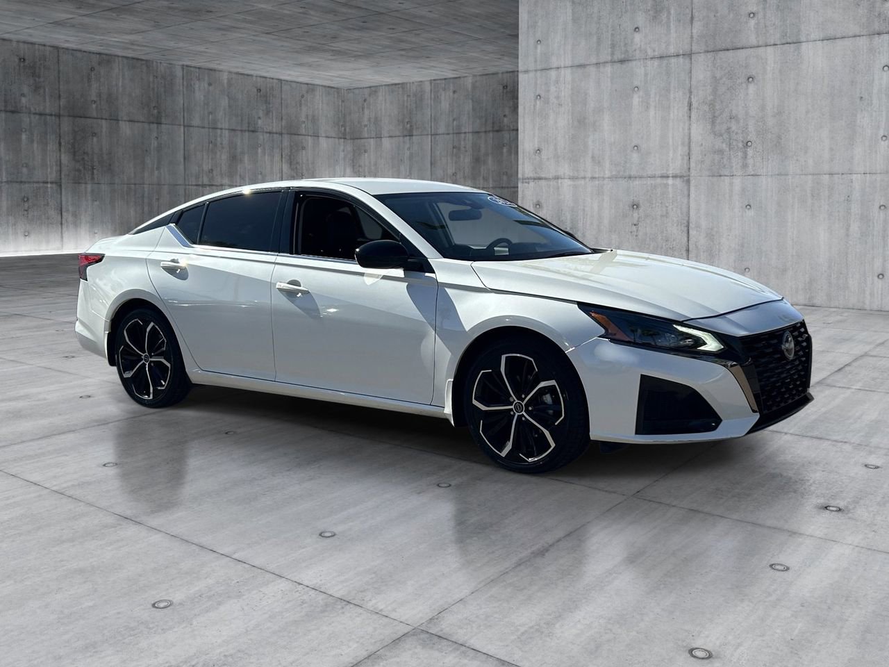 Used 2024 Nissan Altima 2.5 SR FWD image 7