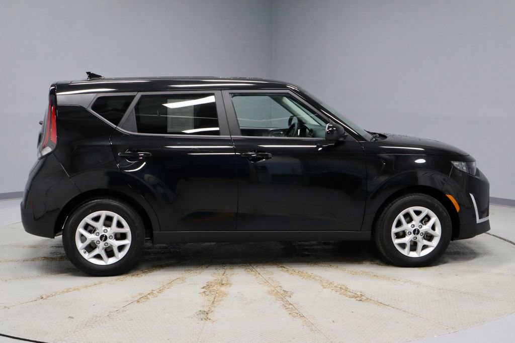 Used 2025 Kia Soul LX image 3