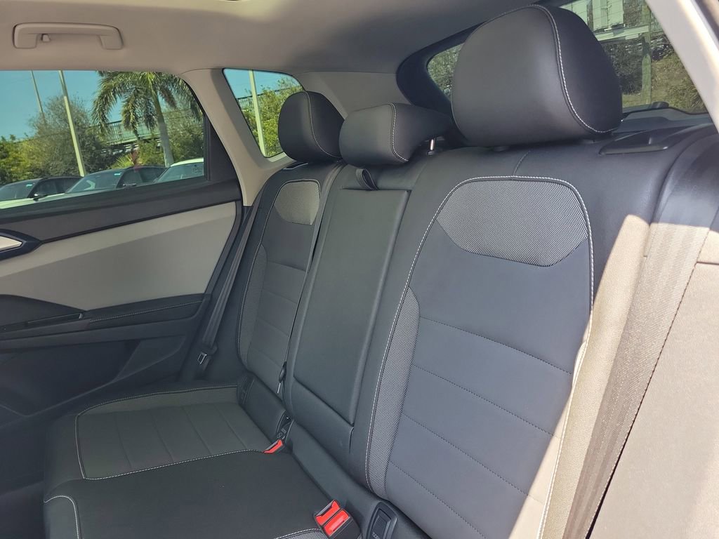 Used 2024 Volkswagen Taos SE w/ Panoramic Sunroof Package FWD image 10