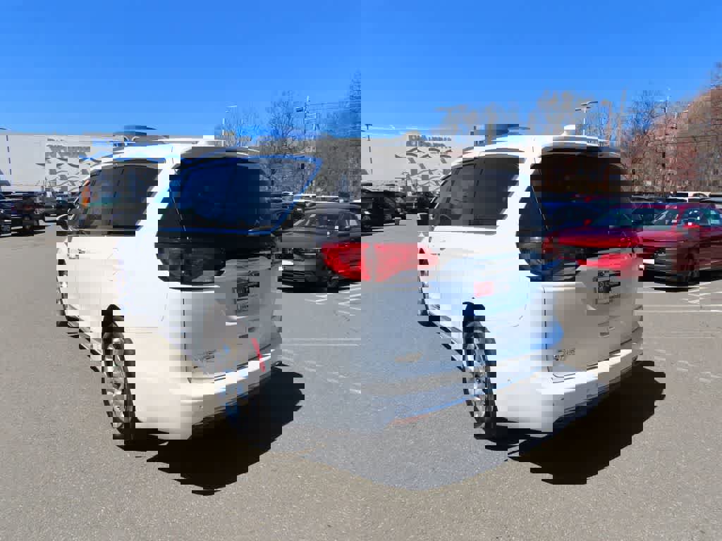 Used 2017 Chrysler Pacifica Limited image 4