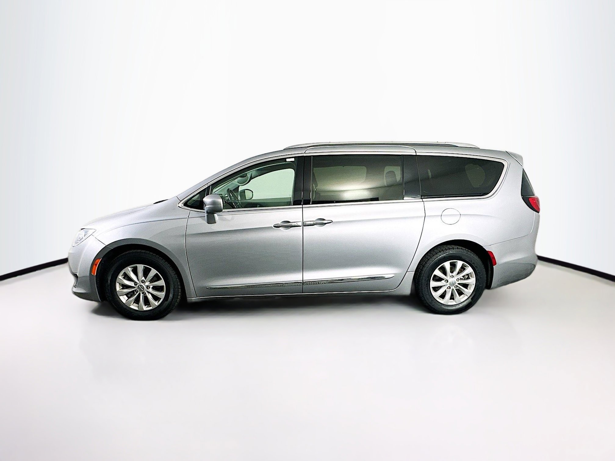Used 2019 Chrysler Pacifica Touring-L FWD image 4