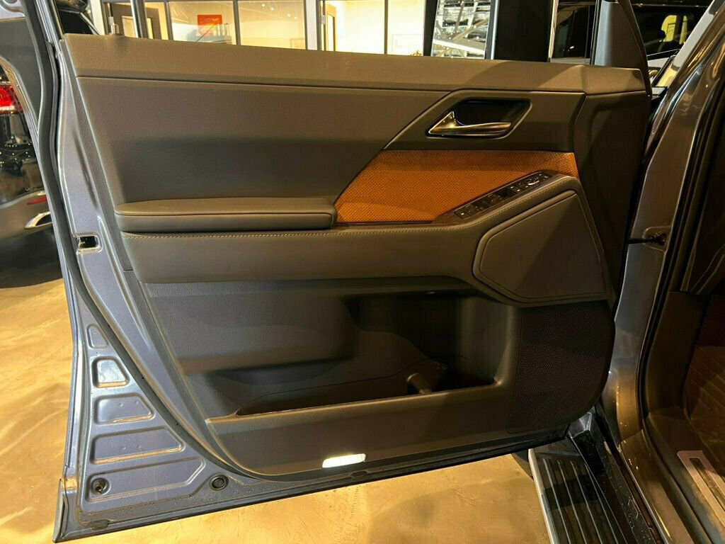 Used 2025 Lexus GX 550 PremiumPlus/TrafficAssist/Blac w/ Accessory Package (31) image 14