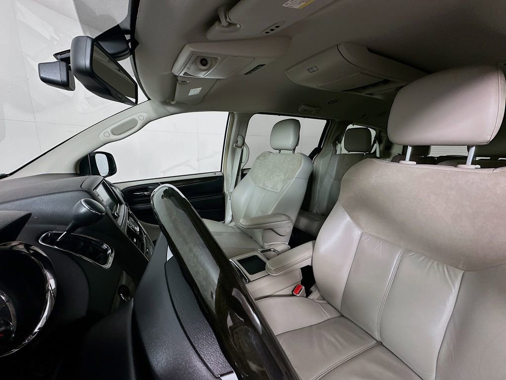 Used 2014 Chrysler Town & Country Limited image 21