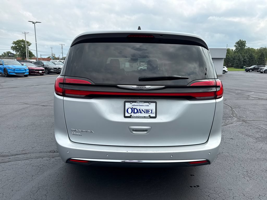 Used 2024 Chrysler Pacifica Touring-L FWD image 6