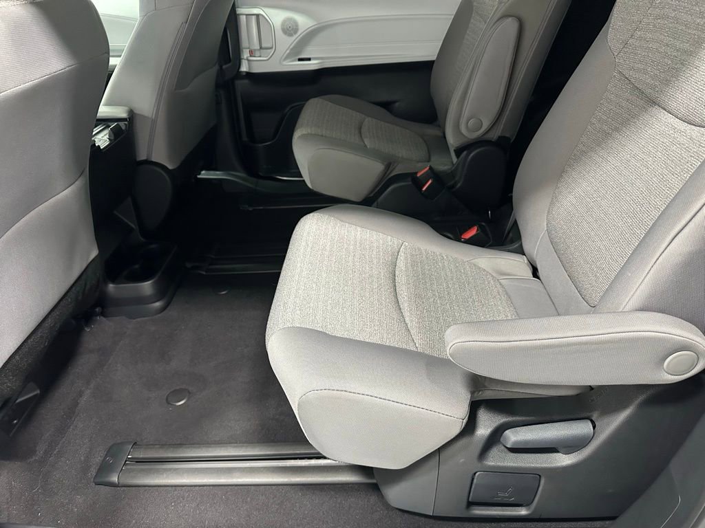 Used 2025 Toyota Sienna LE image 48