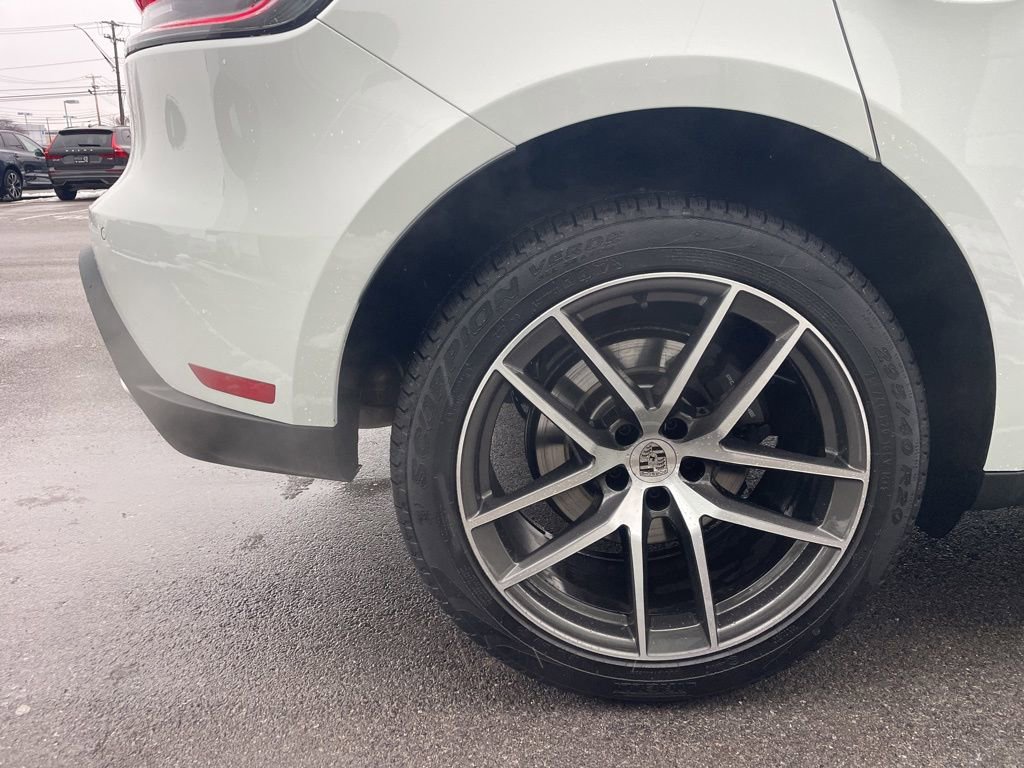 Certified 2025 Porsche Macan image 15
