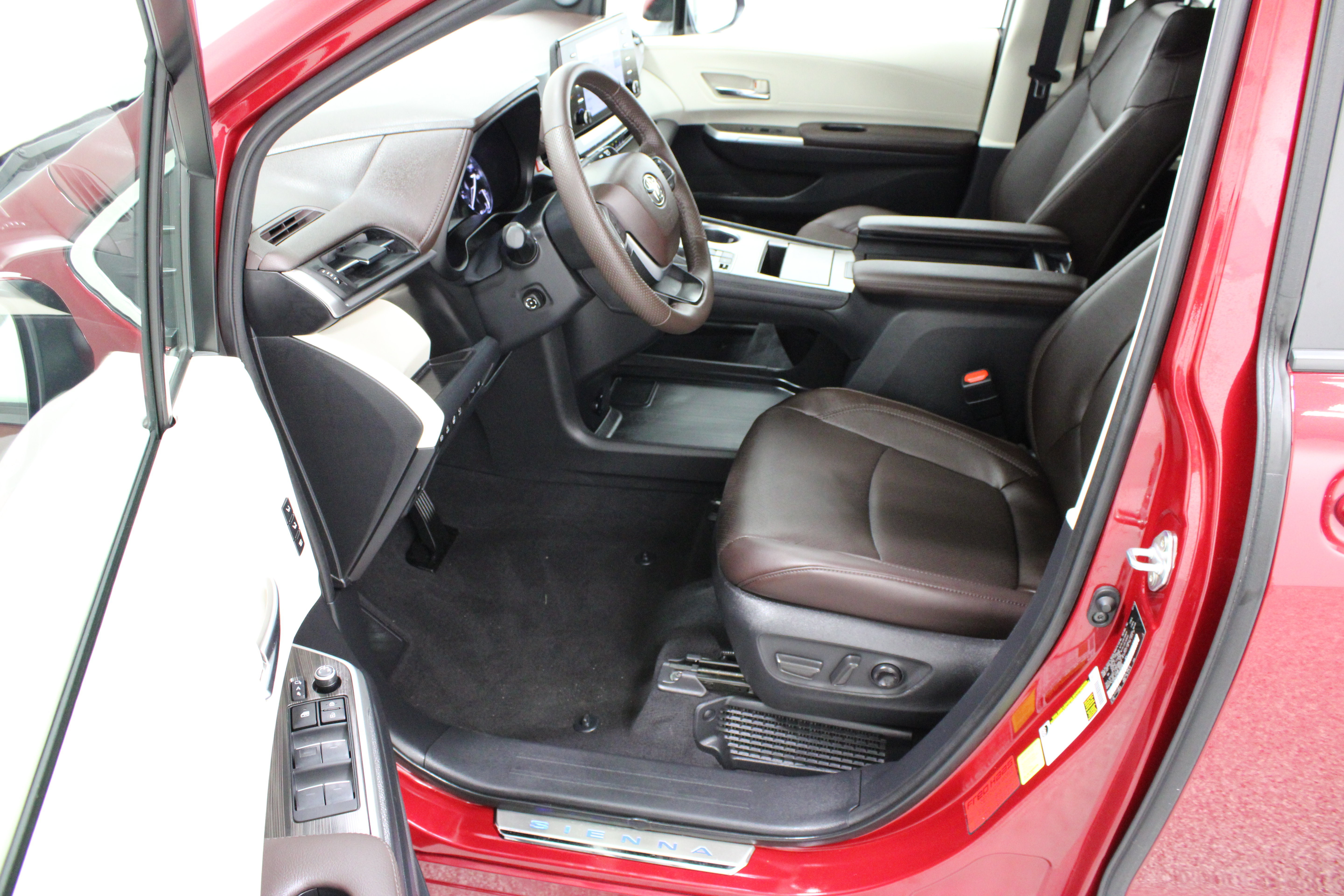 Used 2024 Toyota Sienna Platinum FWD image 14