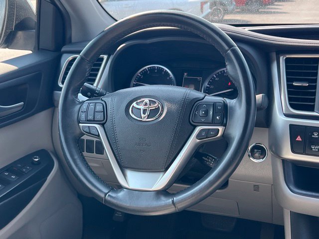 Used 2019 Toyota Highlander XLE AWD/4WD image 16