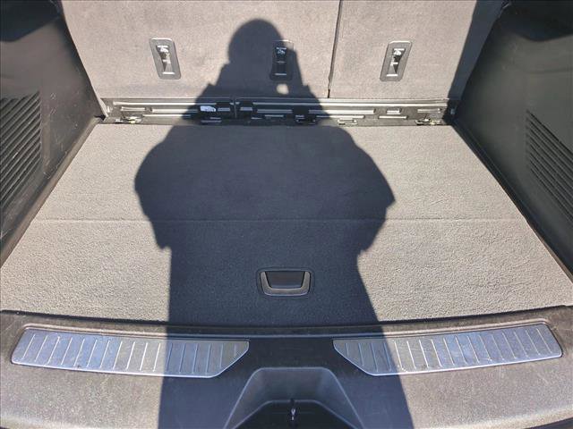 Used 2023 Chevrolet Suburban Premier image 6