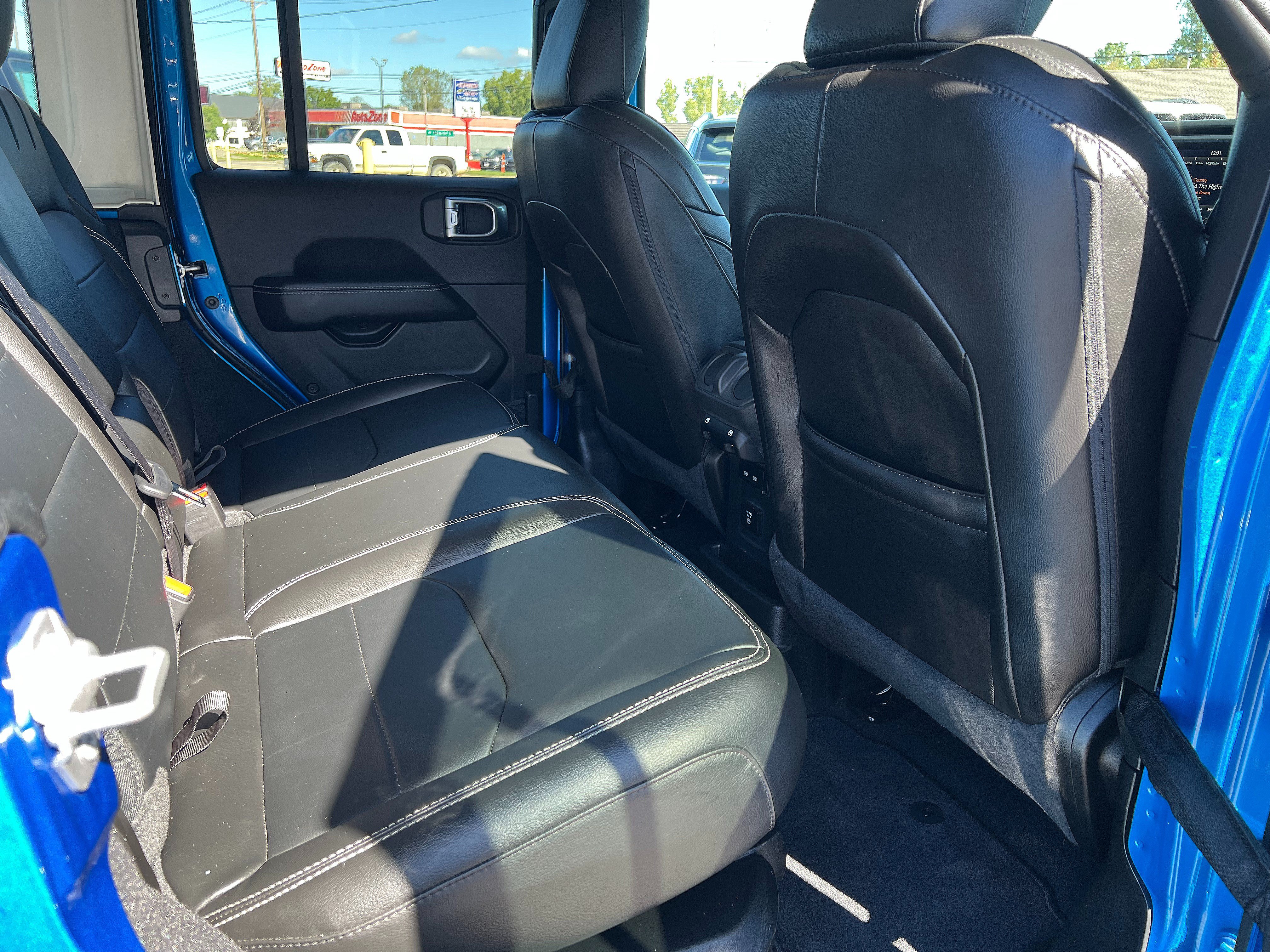Used 2022 Jeep Wrangler Unlimited Sahara w/ Cold Weather Group AWD/4WD image 28